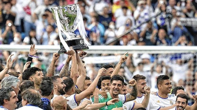 Real Madrid goleó a Espanyol 4-0 y se consagró campeón de la Liga española.