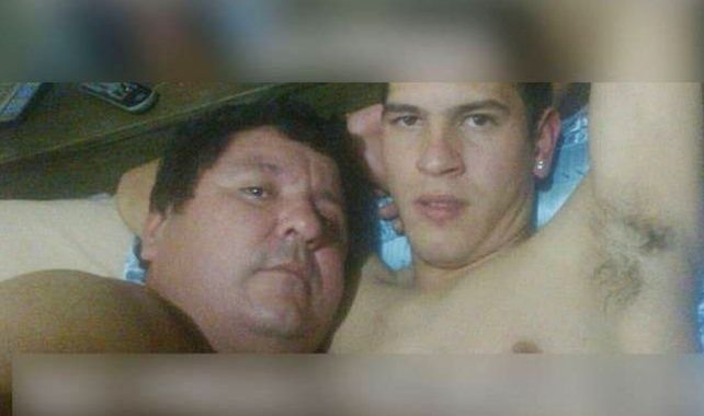 Escándalo. Una de las imágenes filtradas del futbolista junto al presidente de Rubio Ñú.&nbsp;