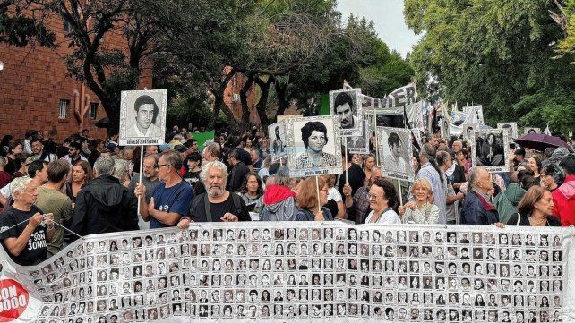 La marcha comenzó en la Plaza Sáenz Peña.