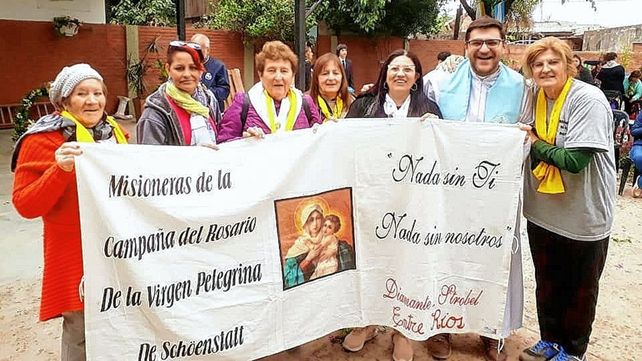 Delegación. El padre Claudio Masutti junto a devotos de la Mater de Diamante.