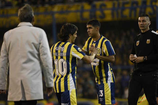 Primer cambio en Central. Malcorra deja l a cancha y en su lugar ingresa el paraguayo Giovanni Bogado.