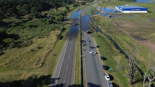 Ruta 11 inundada de materia fecal: un derrame cloacal obligó a cortar el tránsito entre Pinamar y Ostende