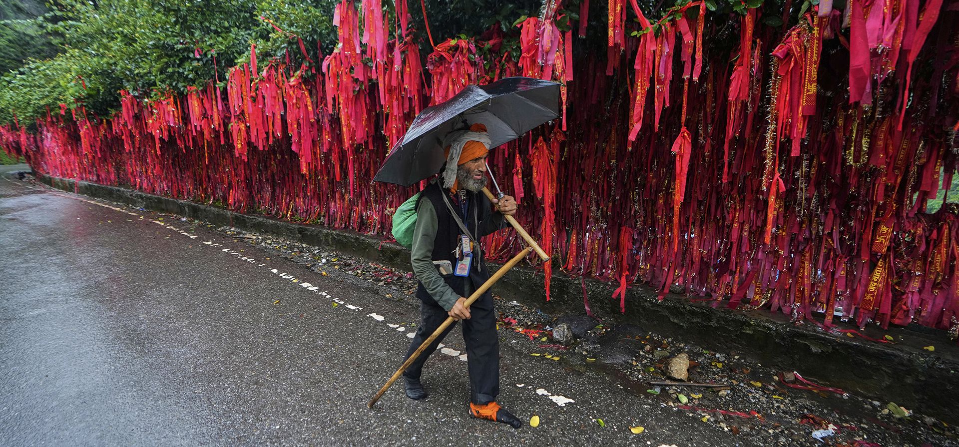 Un peregrino pasa el punto de partida de la peregrinación al templo sagrado Vaishno Devi, un venerado santuario hindú donde se teme que muchos hayan muerto en el camino tras un deslizamiento de tierra ocurrido la semana pasada tras las incesantes lluvias, India, el martes 2 de septiembre de 2025. (Foto AP/Channi Anand) Un peregrino pasa el punto de partida de la peregrinación al templo sagrado Vaishno Devi, un venerado santuario hindú donde se teme que muchos hayan muerto en el camino tras un deslizamiento de tierra ocurrido la semana pasada tras las incesantes lluvias, India, el martes 2 de septiembre de 2025. (Foto AP/Channi Anand)