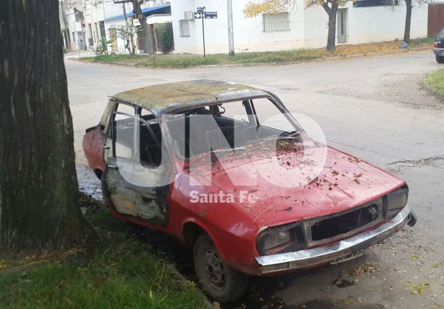 Quemacoches: incendiaron esta madrugada un Renault 12 en calle Avellaneda al 4.500