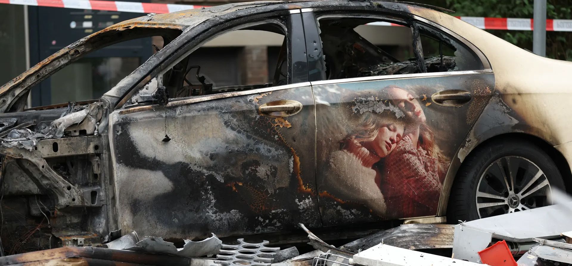 Un automóvil dañado cerca de un edificio que fue destruido en una explosión mortal durante la noche, Düsseldorf, Alemania. Fotografía: Thilo Schmülgen/Reuters Un automóvil dañado cerca de un edificio que fue destruido en una explosión mortal durante la noche, Düsseldorf, Alemania. Fotografía: Thilo Schmülgen/Reuters