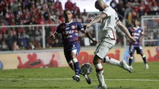 Cocoliso González, protagonista del gol de Newells y del penal que le dieron, luego anulado por el VAR.