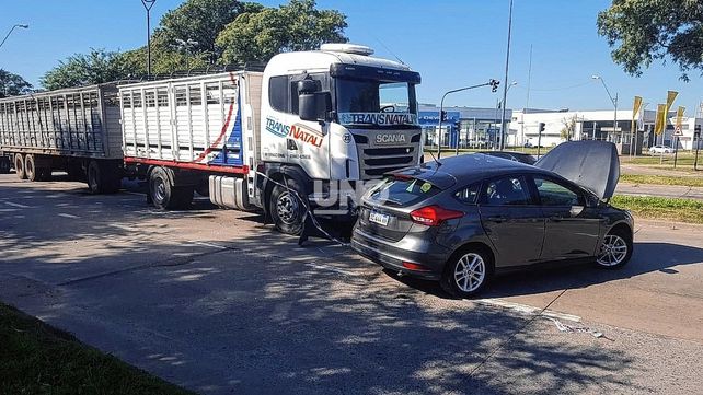 Impactante choque entre un camión y un automóvil en Alem y Sarmiento.&nbsp;