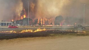 Evacuaron a vecinos de Valeria del Mar y Cariló por el incendio que afecta 50 hectáreas