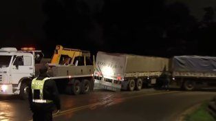 Un camionero se despistó en la autopista Rosario-Santa Fe y un acceso quedó bloqueado