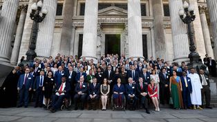 Los participantes de la Conferencia parlamentaria sobre la OMC, posan frente al Congreso de la Nación, tras la deliberaciones de hoy.