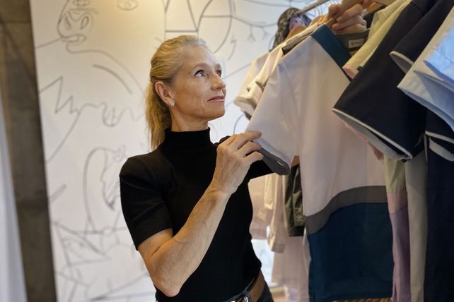 Dejó la odontología y se puso diseñar ropa con onda para trabajadores de la salud