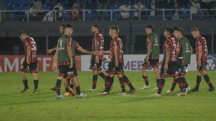 Los jugadores de Patronato con la cabeza en alto.