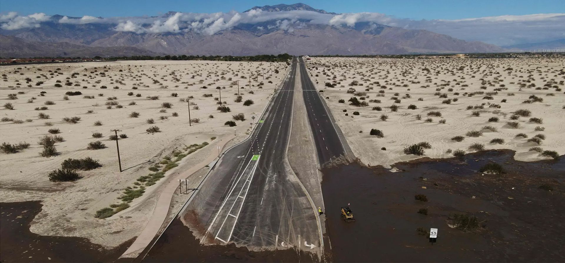 California, Estados Unidos. La Interestatal 10 fue cerrada por lodo y aguas de inundación después de la tormenta tropical Hilary. Fotografía: David Swanson/AFP/Getty Images