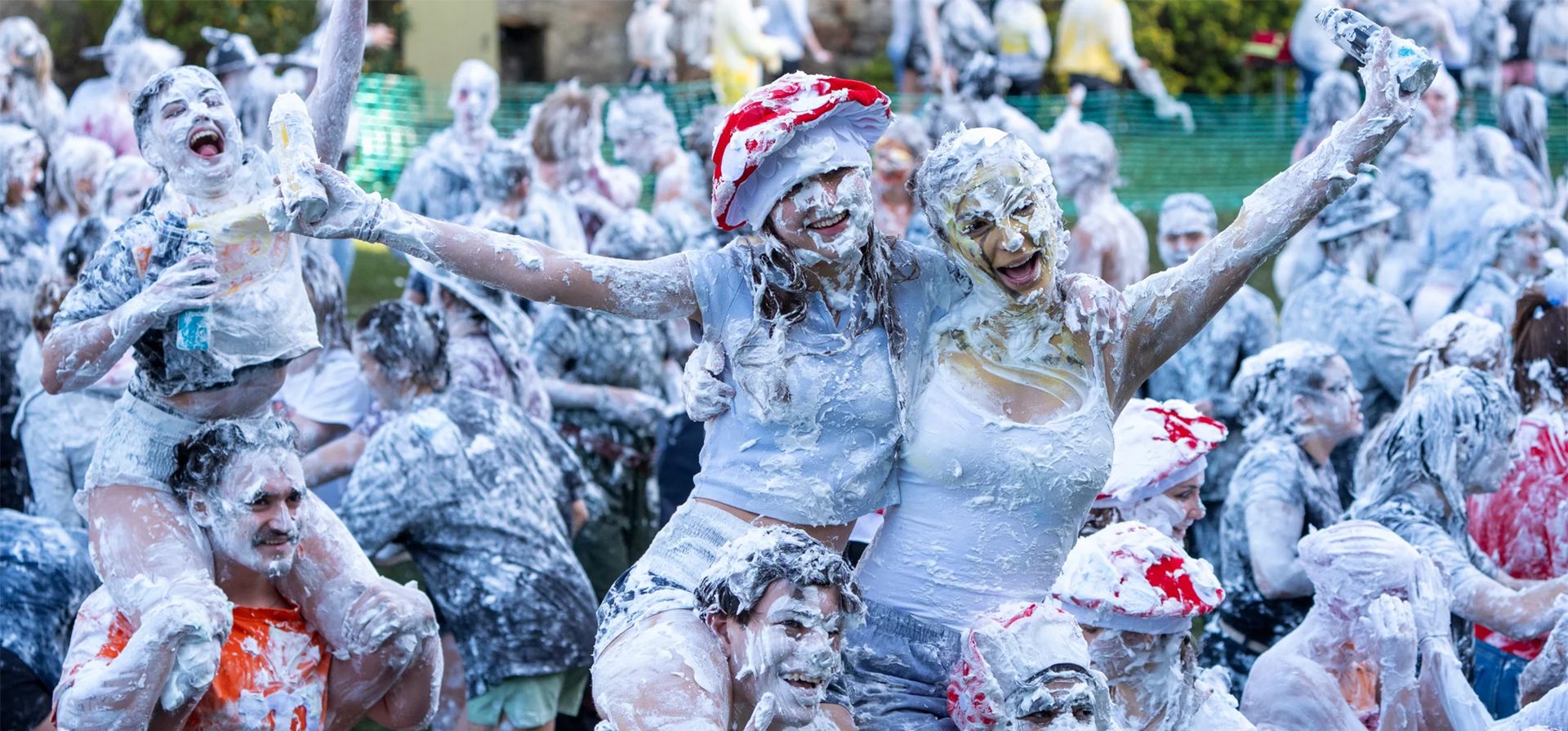 Los estudiantes participan en la tradicional pelea de espuma Raisin Monday en Lower College Lawn en la Universidad de St Andrews en Fife. La desordenada exhibición es la culminación de un fin de semana de festividades en el que los primeros años agradecen a sus Los estudiantes participan en la tradicional pelea de espuma Raisin Monday en Lower College Lawn en la Universidad de St Andrews en Fife. La desordenada exhibición es la culminación de un fin de semana de festividades en el que los primeros años agradecen a sus