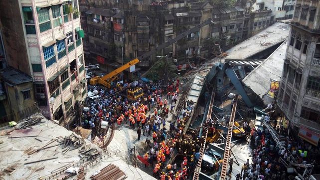Se derrumbó un puente en India hay al menos 16 muertos y más de 150 personas atrapadas. (Foto: Reuters)