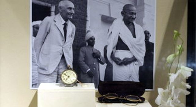 Subasta de pertenencias de Gandhi, que rechazaba la propiedad, desata un debate