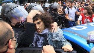 Uno de los detenidos durante la protesta de los trabajadores del Instituto Nacional de Cine y Artes Audiovisuales (INCAA) en la avenida 9 de Julio de Buenos Aires.