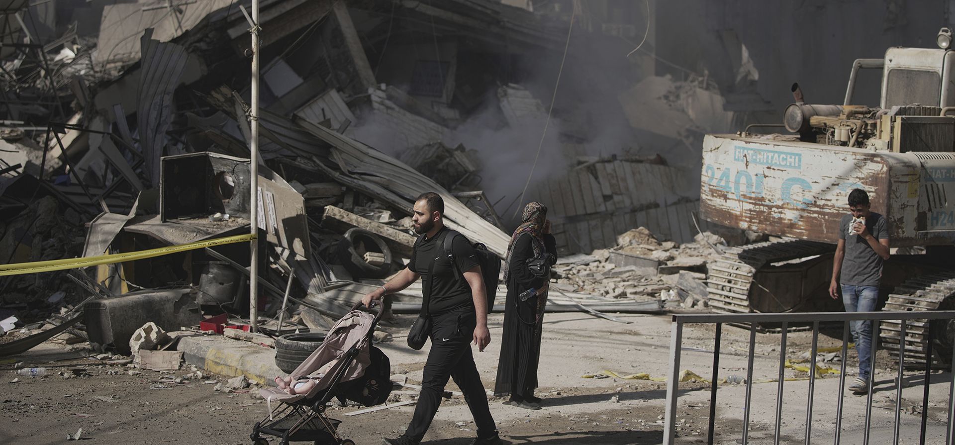 Varios ciudadanos observan la destrucción tras los ataques del ejército israelí en el suburbio de Dahiyeh en Beirut, Líbano, el viernes 6 de junio de 2025. (AP Foto/Hassan Ammar) Varios ciudadanos observan la destrucción tras los ataques del ejército israelí en el suburbio de Dahiyeh en Beirut, Líbano, el viernes 6 de junio de 2025. (AP Foto/Hassan Ammar)
