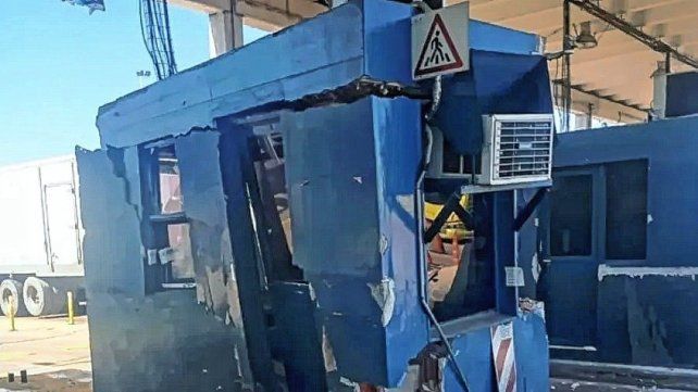 El camión chocó contra la cabina desocupada de la Autovía 14.