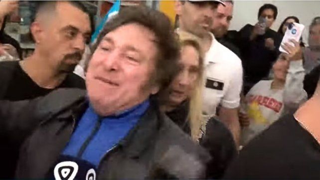 Javier Milei empujó a un cronista: Esto es para la gente, no para vos