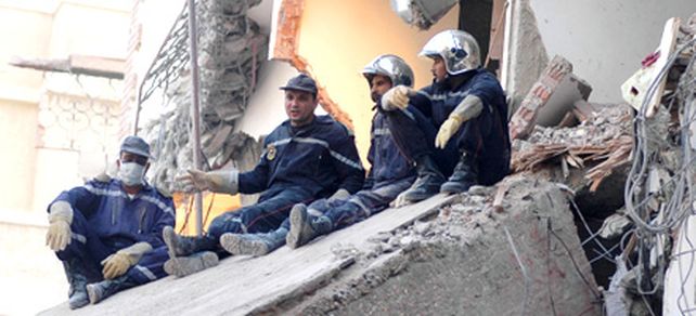 Recuperan 15 cad&aacute;veres de edificio derrumbado en Egipto