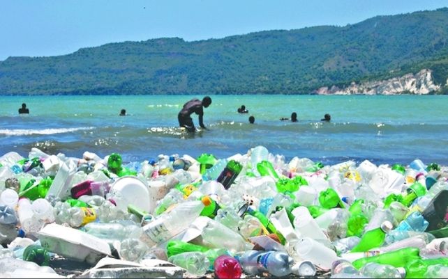 Entre 80 mil y 120 mil millones de dólares se pierden cada año en forma de envoltorios plásticos que no son reutilizados.