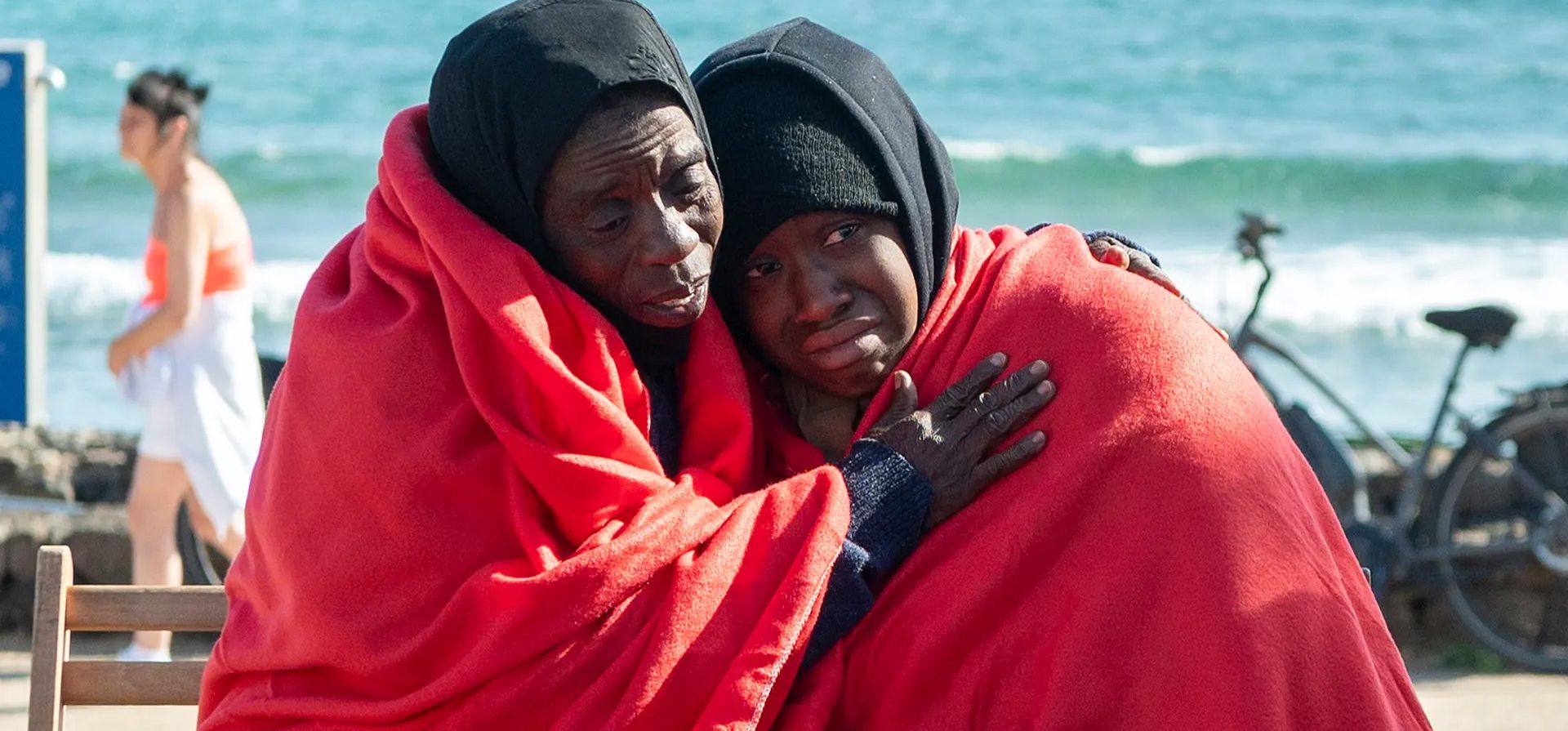 Migrantes descansan en una playa tras llegar por sus propios medios a la costa de Canarias. El grupo, formado por 48 personas, llegó en una embarcación neumática a la costa de Lanzarote, España. Fotografía: Adriel Perdomo/EPA Migrantes descansan en una playa tras llegar por sus propios medios a la costa de Canarias. El grupo, formado por 48 personas, llegó en una embarcación neumática a la costa de Lanzarote, España. Fotografía: Adriel Perdomo/EPA
