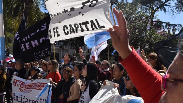 Manifestantes frente en plaza 25 de mayo