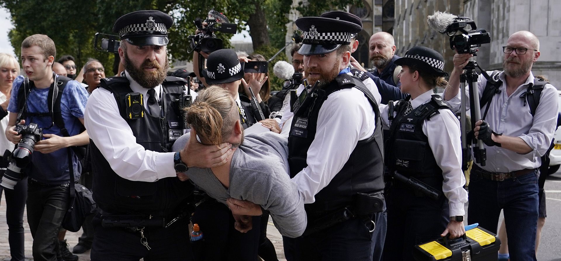 Agentes de policía detienen a un manifestante antes del anuncio del resultado de la contienda por el liderazgo del Partido Conservador, cerca del centro Queen Elizabeth II en Londres, el lunes 5 de septiembre de 2022.