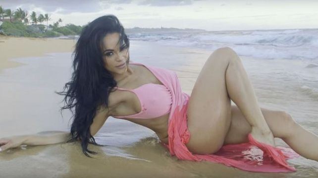 Hacía una sensual sesión de fotos en la playa y terminó comiendo arena