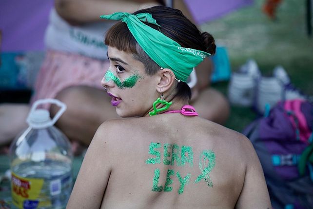 Pañuelazo verde: la plaza San Martín fue epicentro de la multitudinaria vigilia en apoyo al aborto legal 