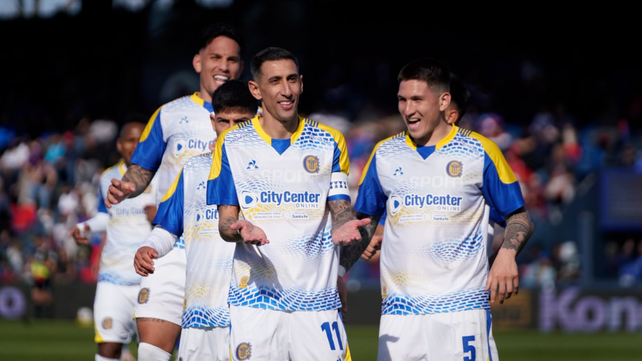Ángel Di María celebra su gol junto a Ibarra y otros compañeros.