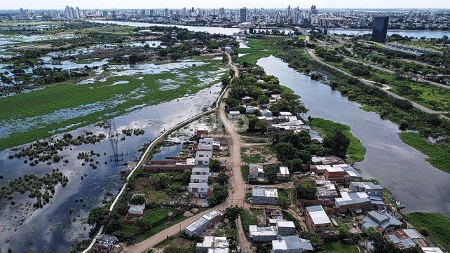 La Vuelta del Paraguayo con las casas amenazadas por la crecida del río.