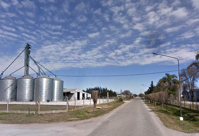 Entre la gente. Varias plantas acopiadoras de cereales se levantan en la localidad de Piamonte.