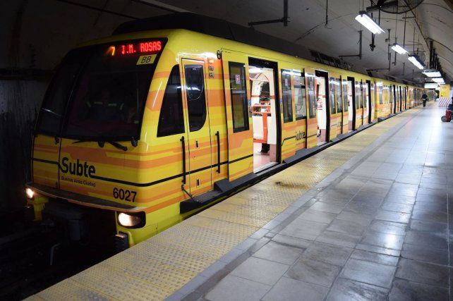 Una mujer se enganchó en una puerta del subte porteño y debieron amputarle una pierna