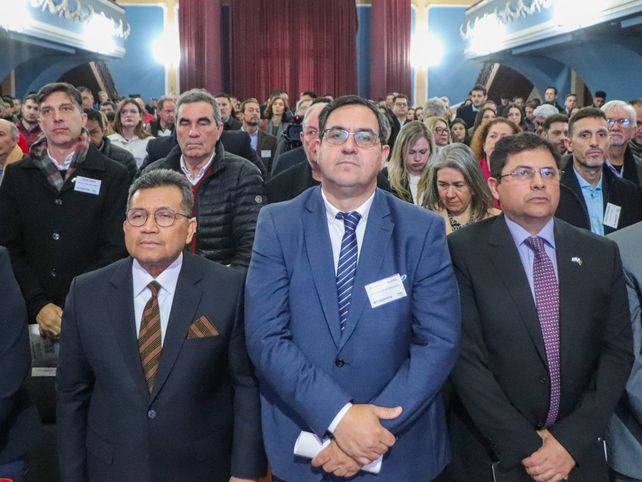 El intendente Amadeo Enrique Vallejos junto a los embajadores Sulaiman Syarif y Hassan Afzal Khan durante la inauguración del 1° Foro Internacional de Negocios del Litoral en el Teatro Español.