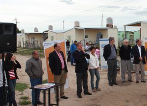 Entregaron viviendas con agua potable a 20 familias en Villa Oculta Sur