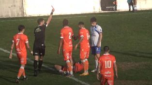 La correcta roja que le sacó Beligoy a Bartalini y complicó el debut de Gerardo Martino en Argentino, ante Estrella del Sur.
