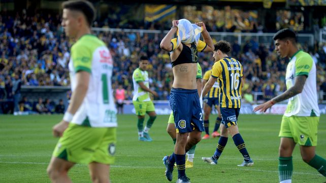 Alejo Veliz se lamenta por una situación malograda en el partido ante Defensa y Justicia.