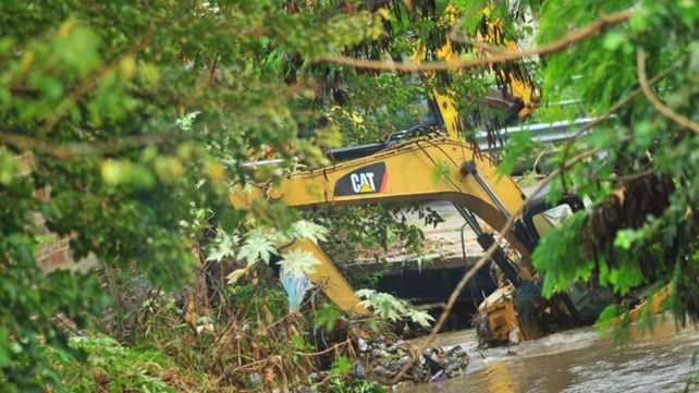 Arroyo Antoñico: vecinos ayudaron a obrero a salir de las aguas&nbsp;