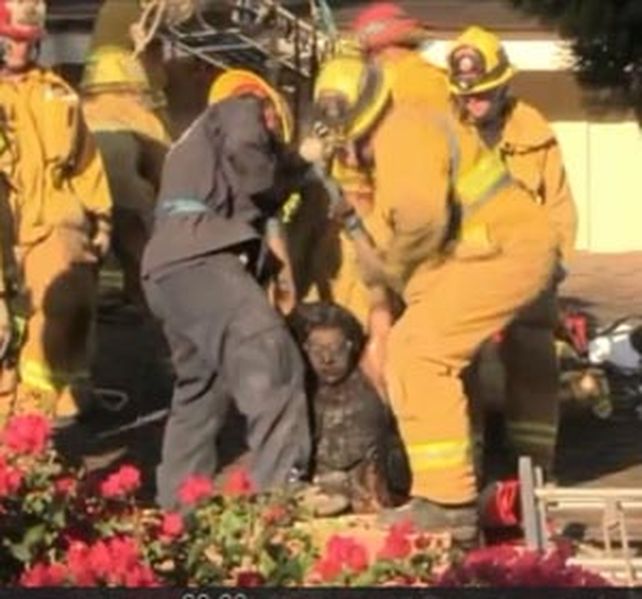 Genoveva Núñez-Figueroa es rescatada por los bomberos.