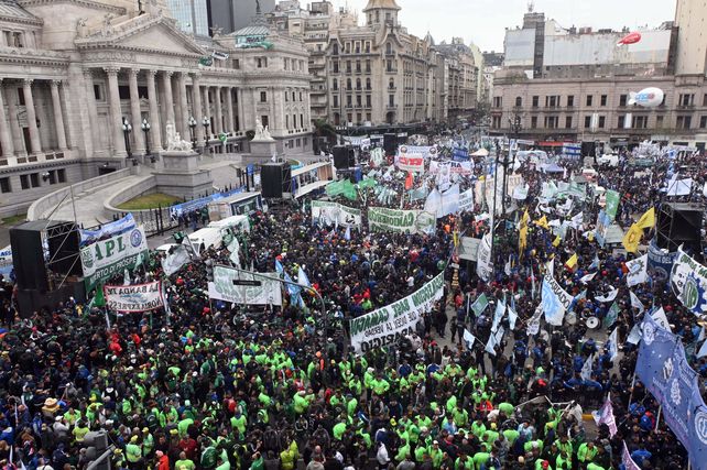 Sindicatos protagonizaron una marcha multitudinaria cuando se aprobó la reforma de Ganancias en el Congreso.