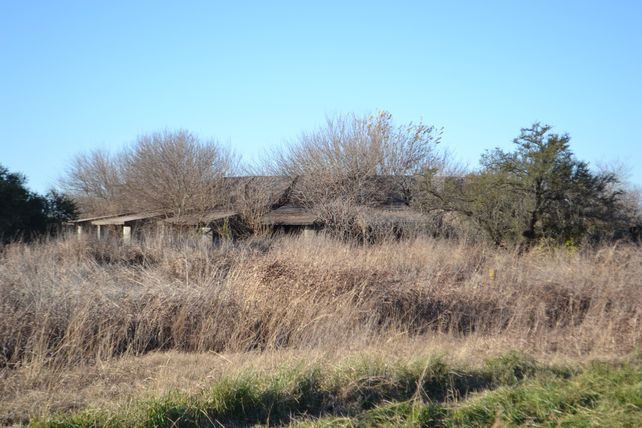 En el km 354 de la ruta 8 se empezó a construir en 1977. Hoy