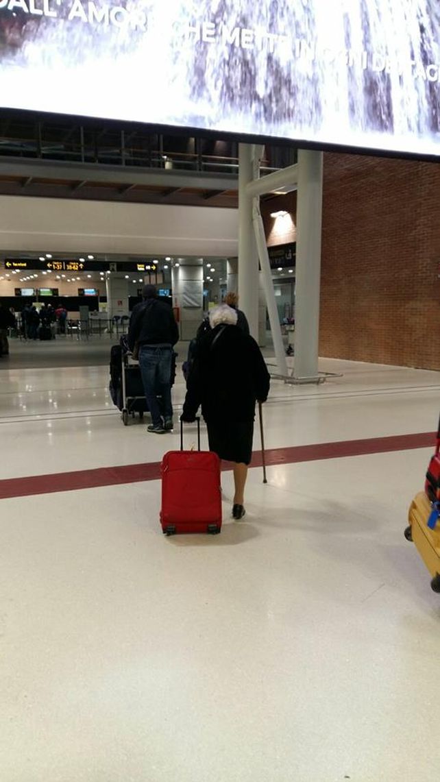 La abuela en el aeropuerto.