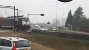 Un tren pulverizó un auto que se había detenido en las vias