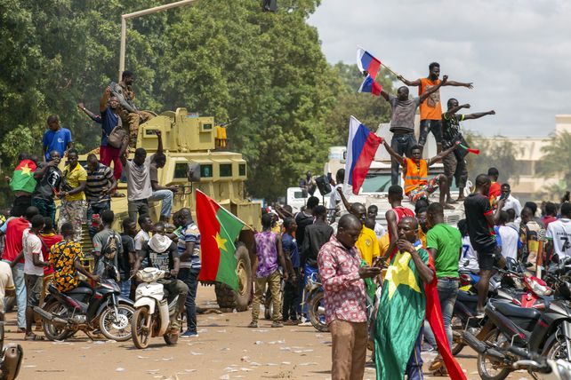 Partidarios del capitán Ibrahim Traore animan con banderas rusas en las calles de Ouagadougou Burkina Faso 