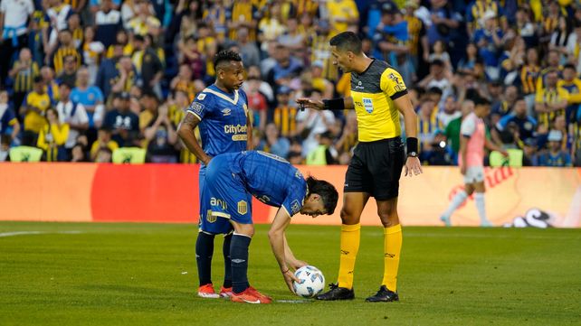 Malcorra acomoda antes del segundo penal que tuvo Central contra Talleres. El Canalla perdió dos puntos.