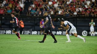 Ever Banega se lamenta tras el penal errado. Newells perdió ante Independiente Rivadavia.