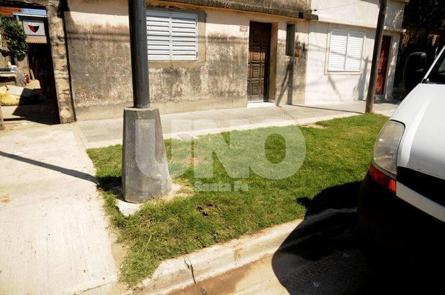 El lugar. A escasos metros de la puerta de ingreso a su casa -pasillo- quedó tirada la víctima luego de que los delincuentes lo maten para robarle el bolso con la ropa de trabajo.&nbsp;