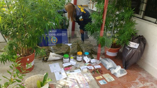 Detuvieron a un vendedor barrial de droga con pesos, dólares, euros, reales y un arma cargada